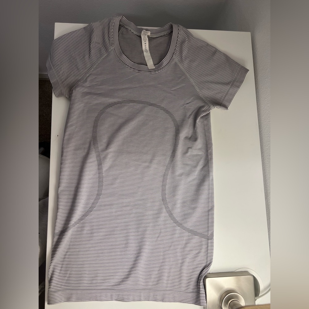 Swiftly Tech Short-Sleeve Shirt 2.0 in size 4, color black and white stripes.